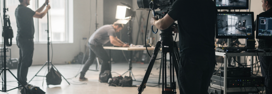 un immagine che rappresenta uno studio creativo disorganizzato